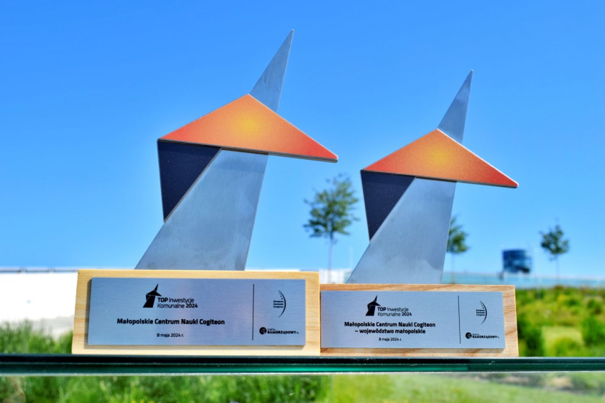 Nagroda-statuetki dla Małopoloskie Centrum Nauki Cogiteon