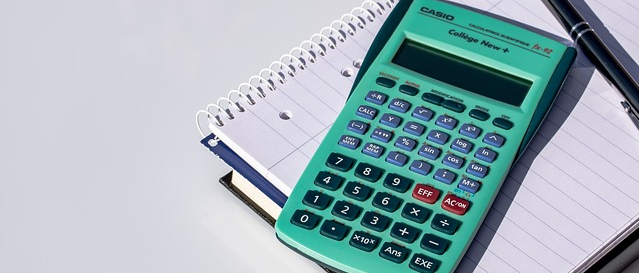 Kalkulator położony na notatniku