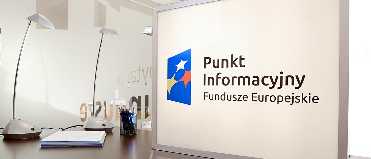 Monitor komputera z napisem Punkt Informacyjny Funduszy Europejskich