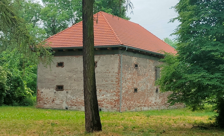 Stary kamienny budynek - Spichlerz.