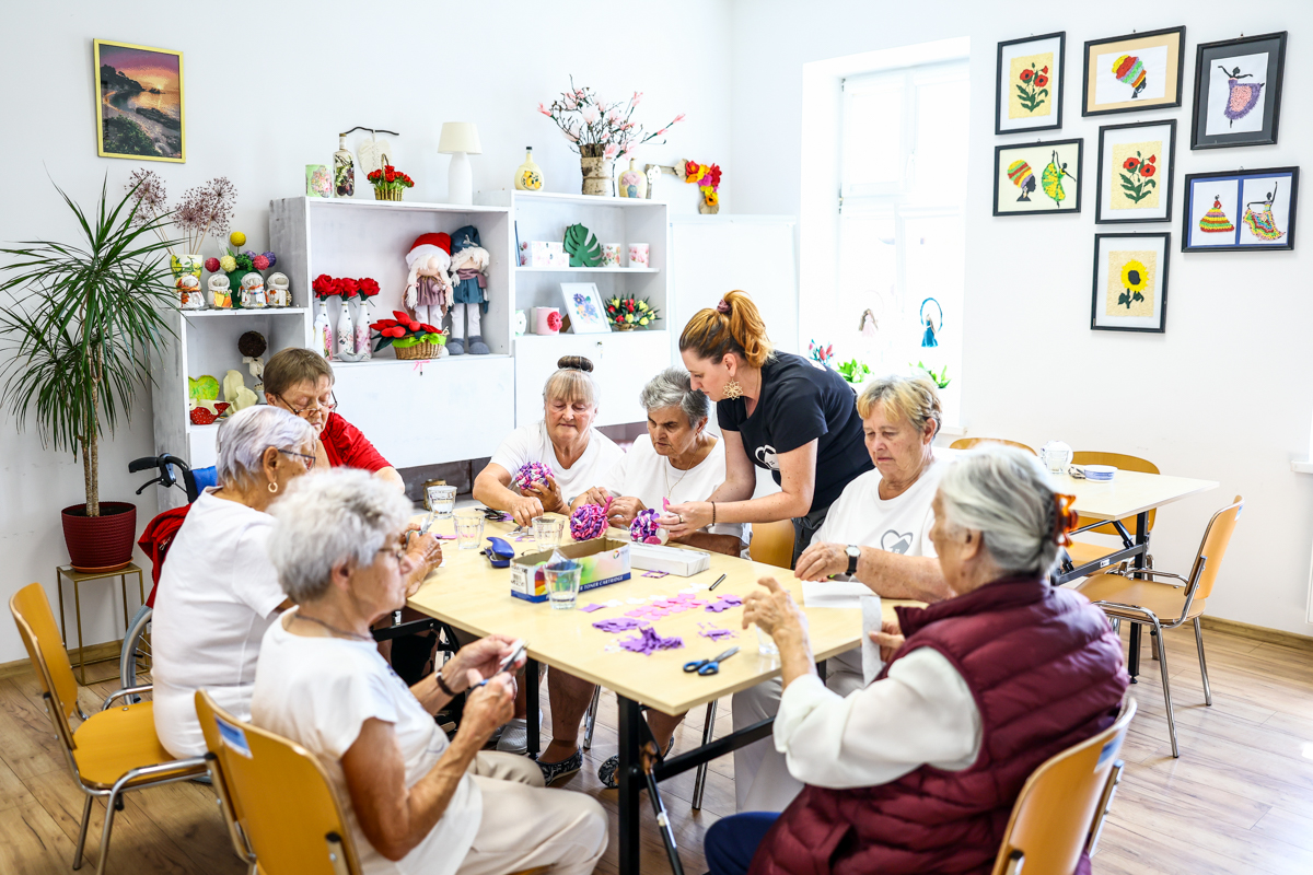 Seniorzy na warsztatach kreatywnych.