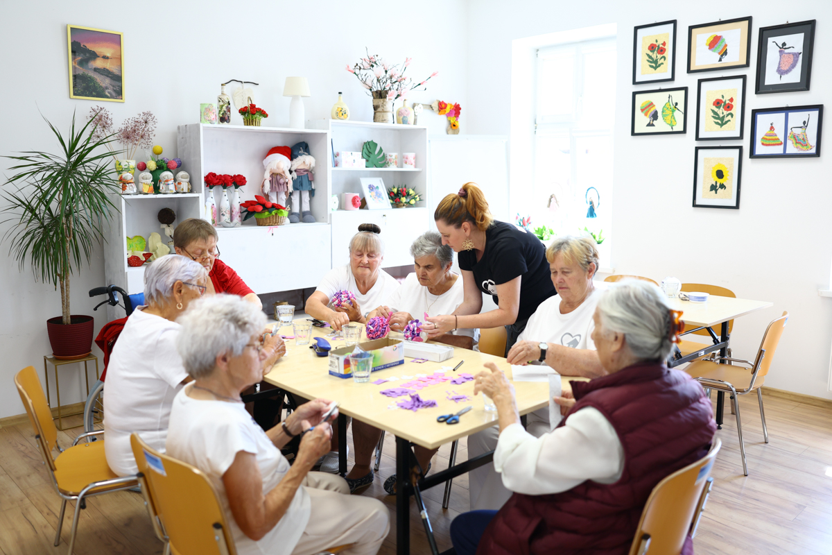 Seniorzy podczas warsztatów kreatywnych.