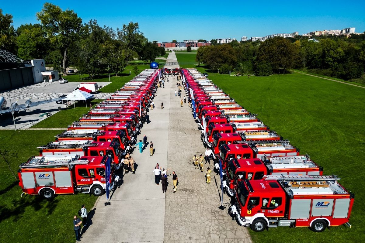 Samochody strażackie z lotu ptaka.