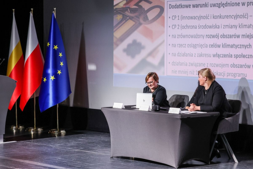 W tle wyświetlana jest prezentacja.