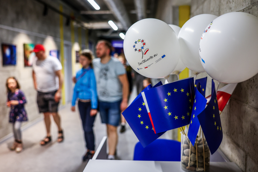 białe balony z napisem Dni Otwarte eu oraz niebieskie chorągiewki Unii Europejskiej