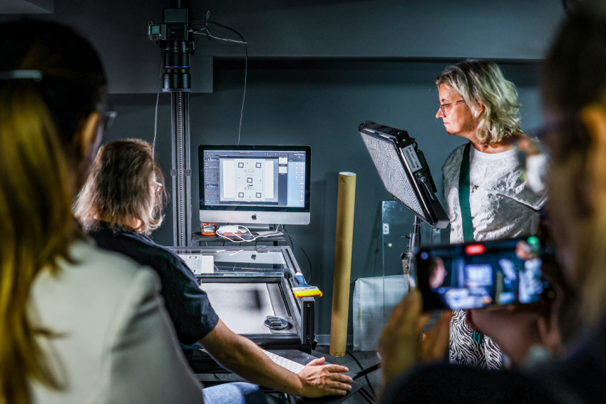 Ludzie w pracowni digitalizacji.