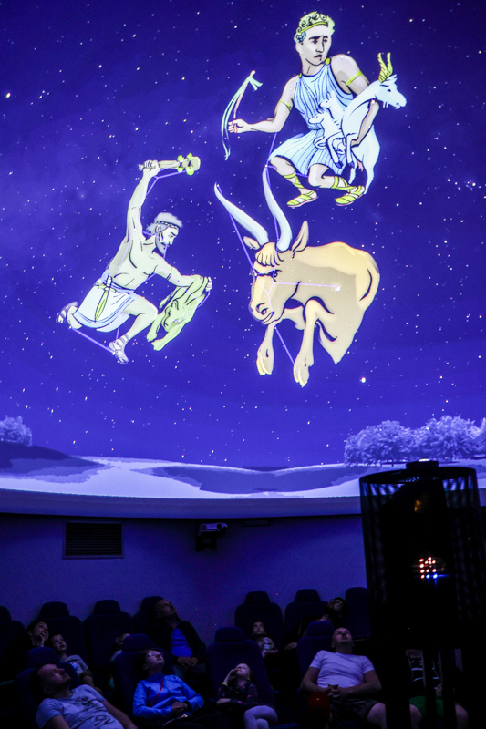 Seans w planetarium.