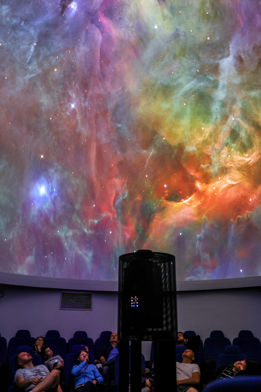 Ludzie podczas seansu w planetarium.