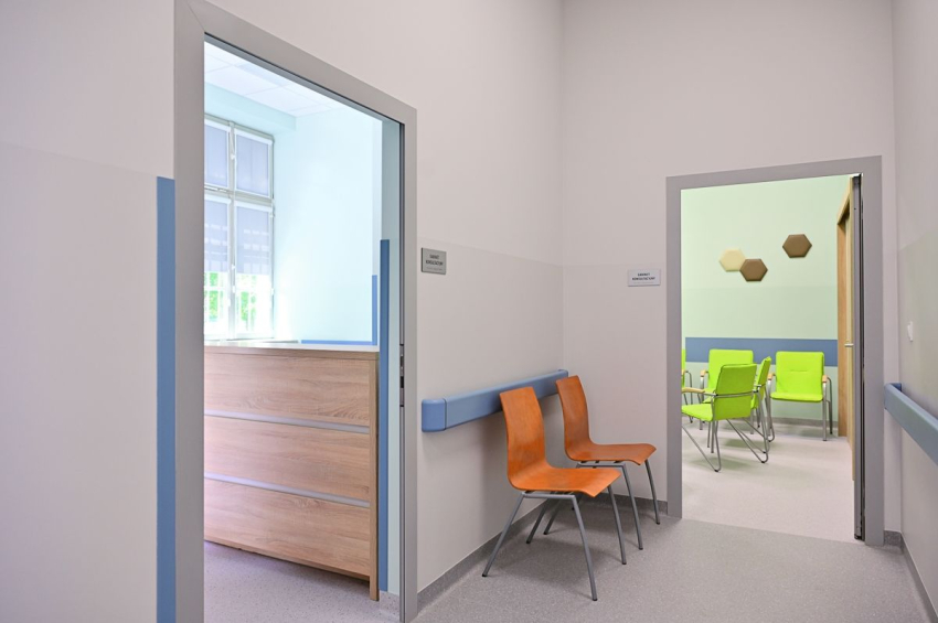 Poczekalnia szpitalna.