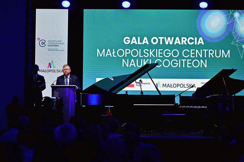 Marszałek Województwa Małopolskiego przemawia podczas otwarcia Małopolskiego Centrum Nauki