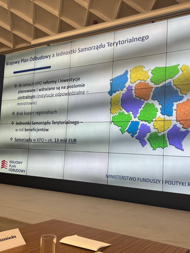 Krajowy Plan Odbudowy a Jednostki Samorządu terytorialnego. Mapa i informacja na tablicy.