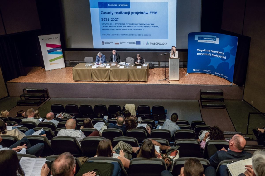 Prezentacja na temat Funduszy Europejskich w sali konferencyjnej.