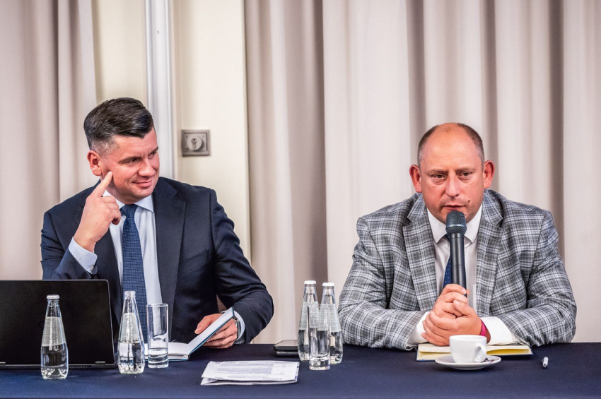 Marszałek Małopolski i Wojewoda Małopolski siedzą przy stole konferencyjnym