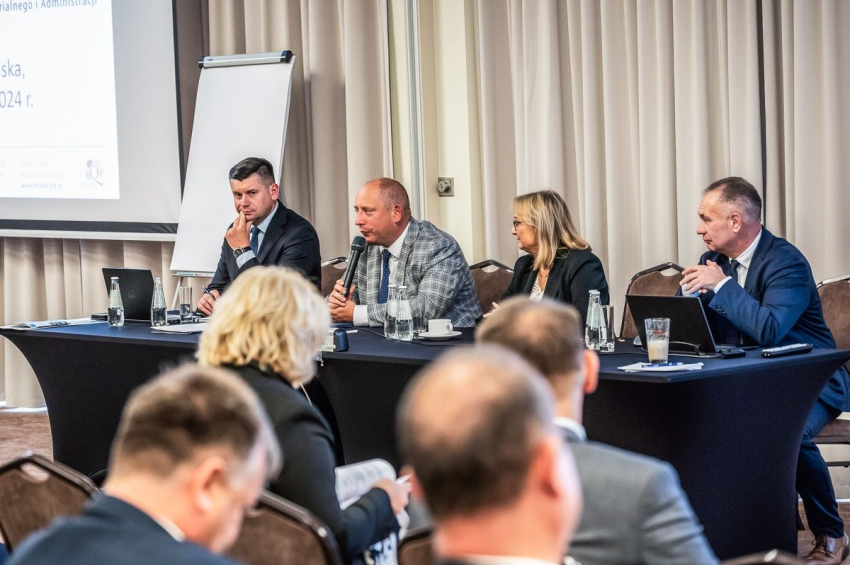 Uczestnicy zjazdu w sali sesyjnej.