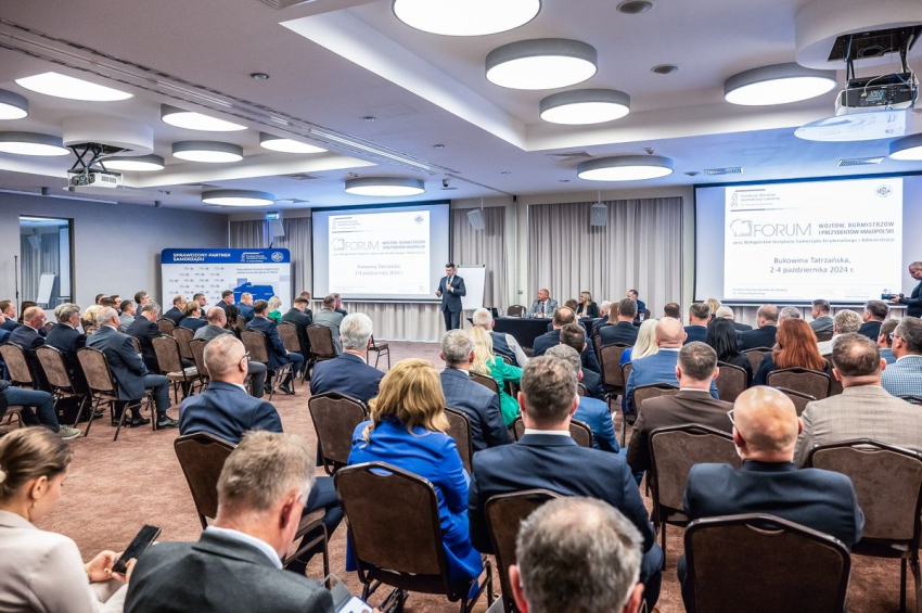 Widok sali sesyjnej od tyłu.