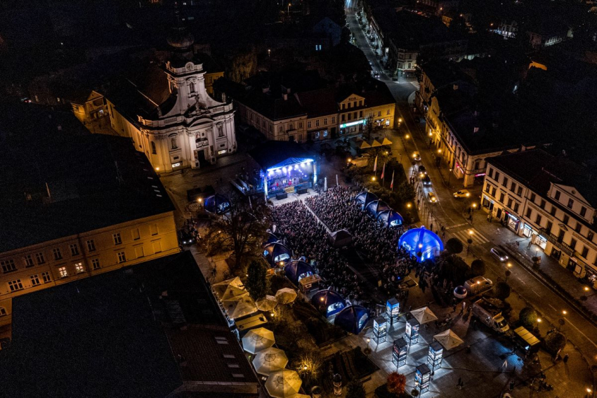 Rynek Główny podczas wydarzenia. Widok z lotu ptaka, nocą.