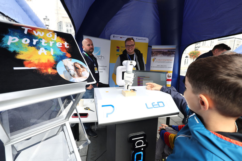 Chłopiec przy nowoczesnym sprzęcie mogącym stworzyć portert.