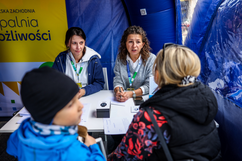 Dwie młode kobiety udzielają konsultacji podczas pikniku.