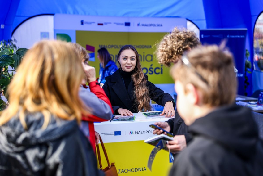 Młoda dziewczyna udziela konsultacji.