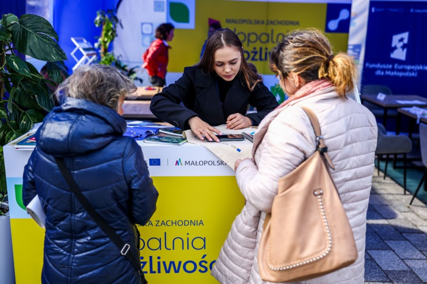 Młoda dziewczyna udziela konsultacji podczas pikniku.