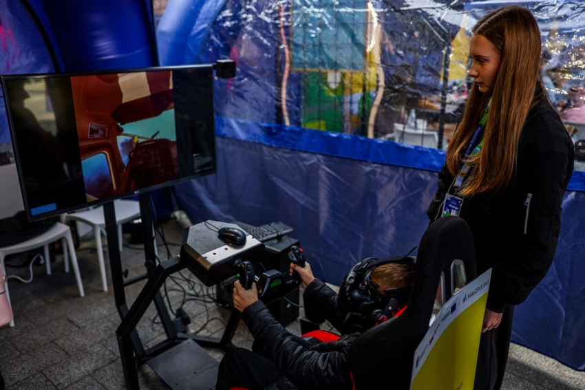 Chłopiec gra na symulatorze.