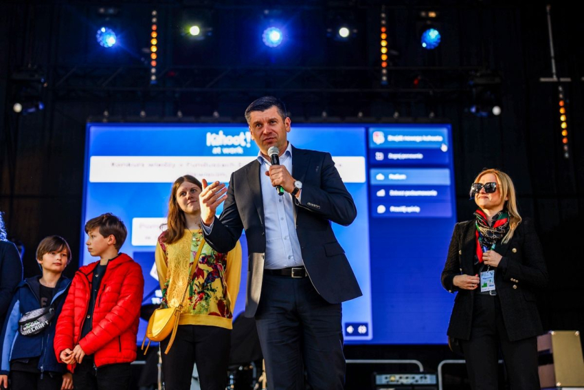 Marszałek Małopolski przemawia ze sceny.