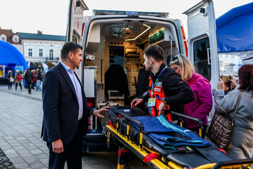 Ratownik medyczny pokazuje Marszałkowi wyposażenie karetki pogotowia.