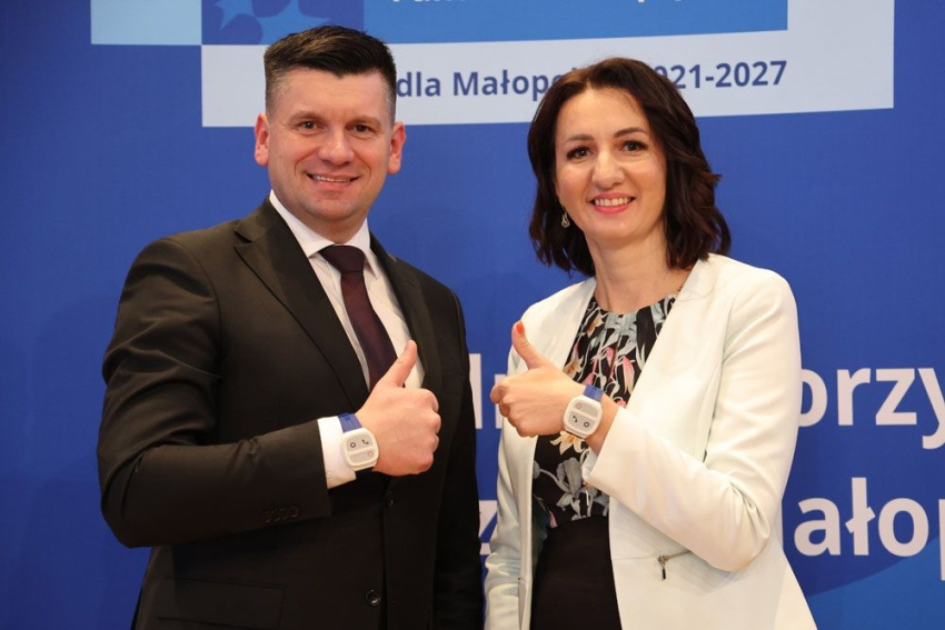 Opaski małopolskiego Tele-Anioła na rękach Łukasza Smółki, marszałka województwa małopolskiego oraz Marty Malec-Lech, członkini zarządu województwa małopolskiego