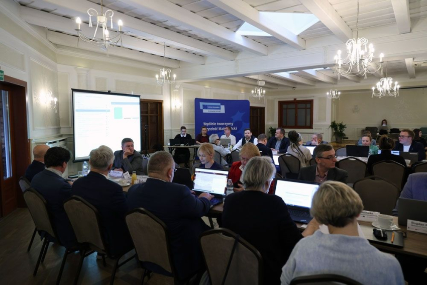 Uczestnicy obrad na sali konferencyjnej.