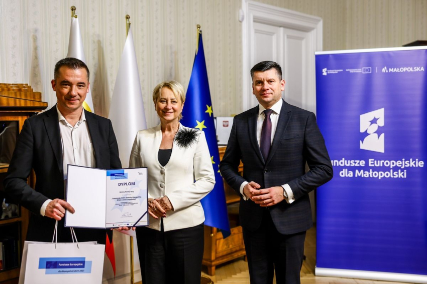 Pani Iwona Gibas, Marszałek Małopolski i beneficjent, który trzyma dyplom wygranej w plebiscycie..