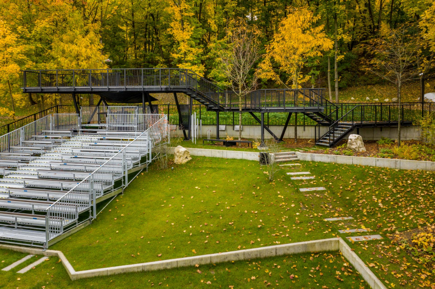Ogród teatralny z miejscami dla widzów.
