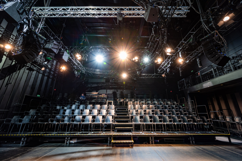 Czarne wnętrze teatru.