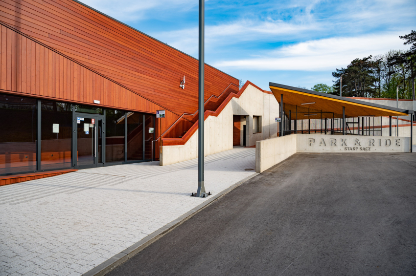 Fasada budynku z murkiem , na którym widnieje napis Park&Ride.