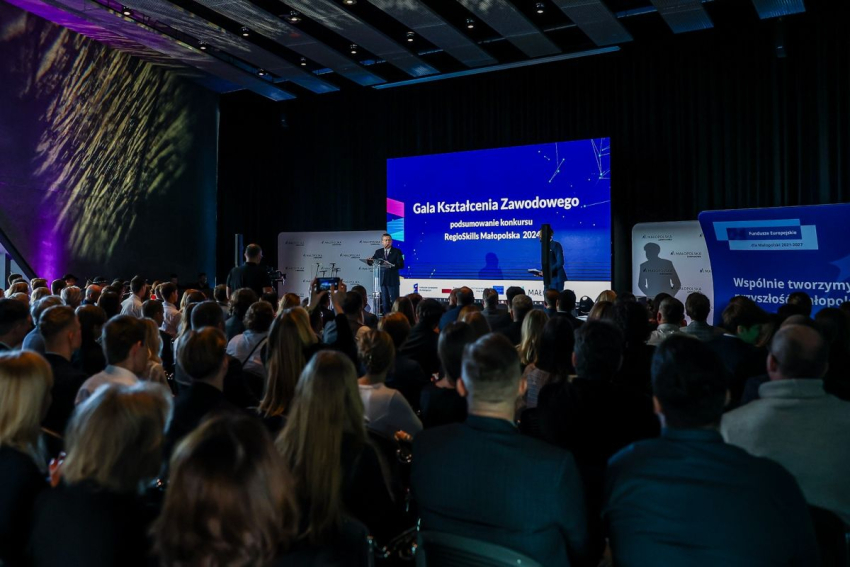 Wicemarszałek przemawia na scenie.