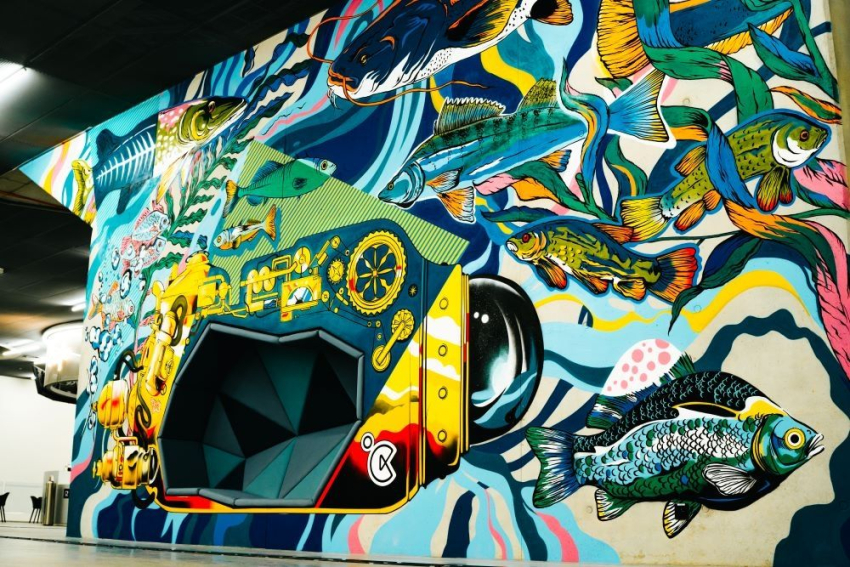 Mural przedstawiający ryby pływające wokół łodzi podwodnej.