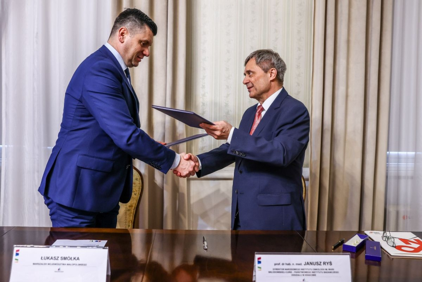 Marszałek Łukasz Smółka i Profesor Janusz Ryś - uścisk dłoni i przekazanie umowy.