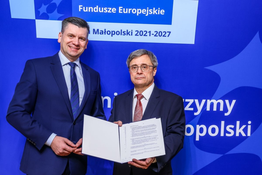 Marszałek Łukasz Smółka i Profesor Janusz Ryś trzymający umowę.