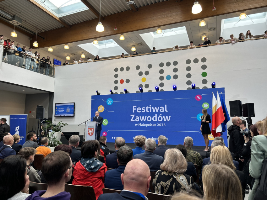 Wicemarszałek Małopolski przemawia ze sceny.