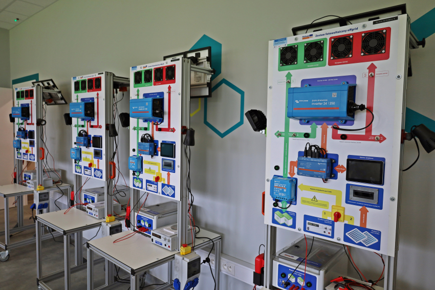 Pracownia montażu elektronicznego.