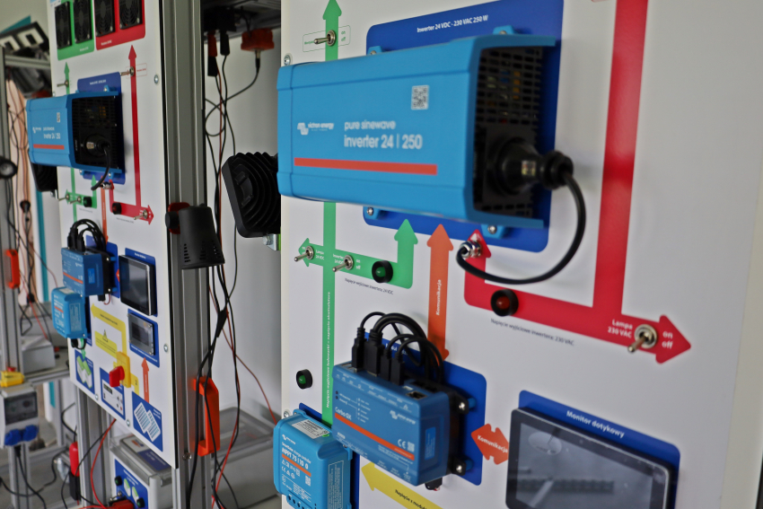 Pracownia montażu elektronicznego.