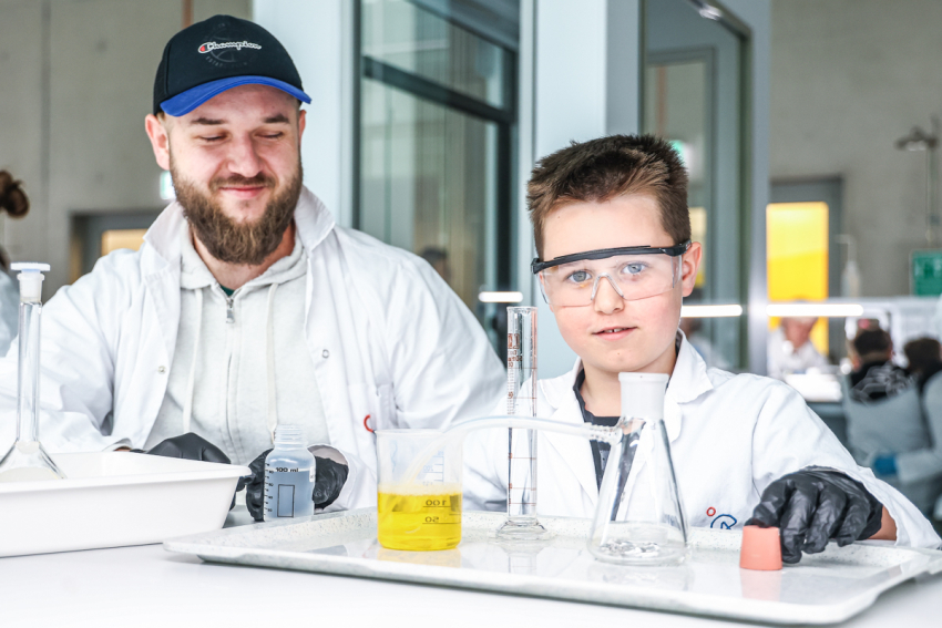 Warsztaty w laboratorium chemicznym.