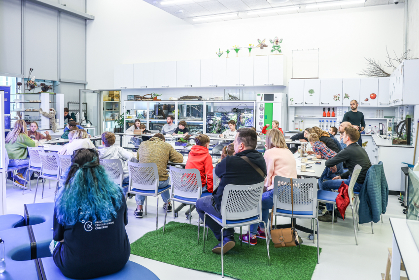 Warsztaty w laboratorium przyrodniczym.