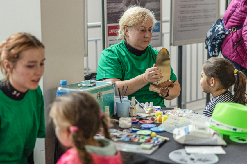 Panie malują twarze dzieciom.
