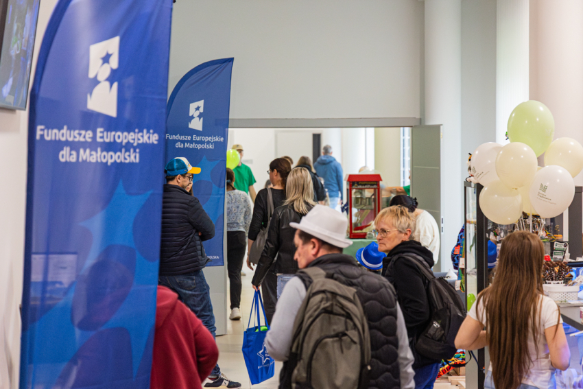 Ludzie podczas wydarzenia Dni Funduszy Europejskich.