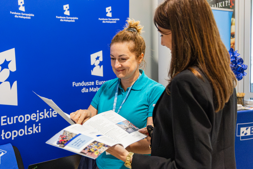 Konsultanka z Punktu Informacyjnego Funduszy Europejskich udziela informacji kobiecie.