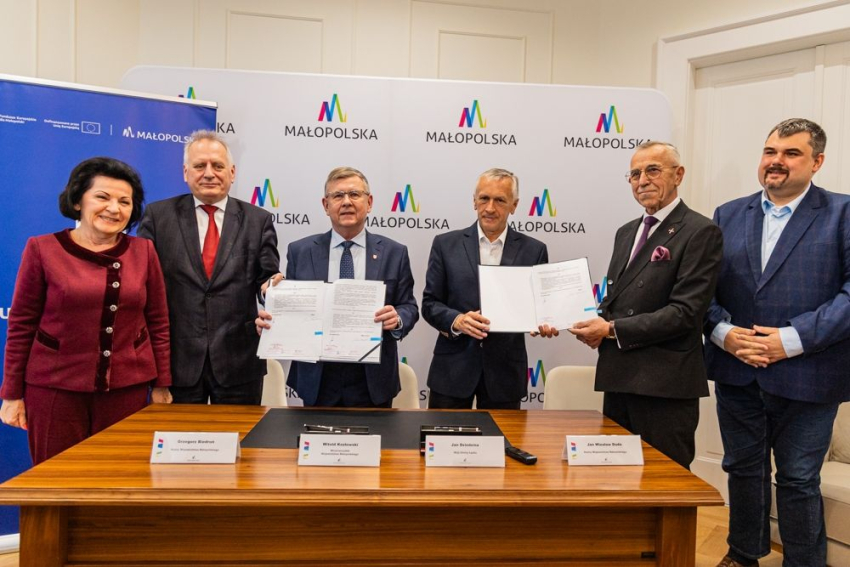 Uczestnicy konferencji prasowej prezentują podpisaną umowę