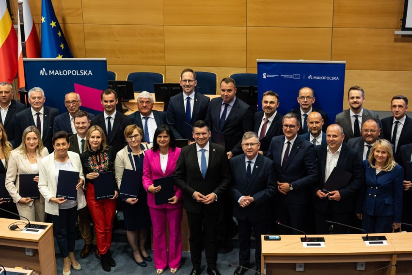 Zdjęcie grupowe uczestników wydarzenia.