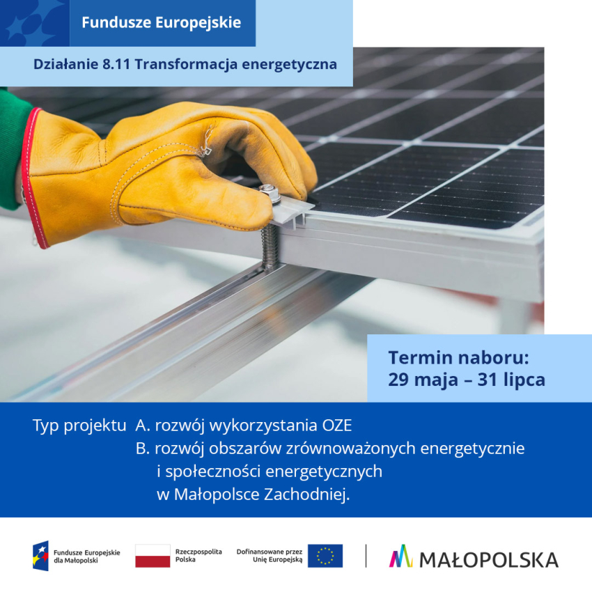 Dłoń w rękawicy zakładająca śrubę na panel fotowoltaiczny.