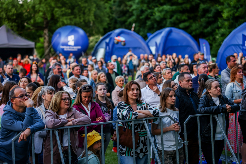 Tłum ludzi przed sceną.