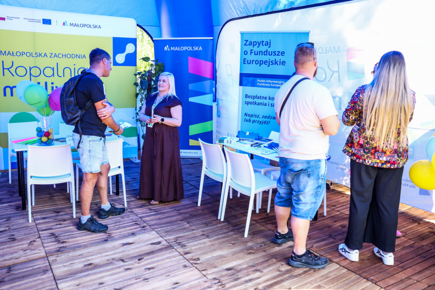 Stoisko Punktu Informacyjnego Funduszy Europejskich.